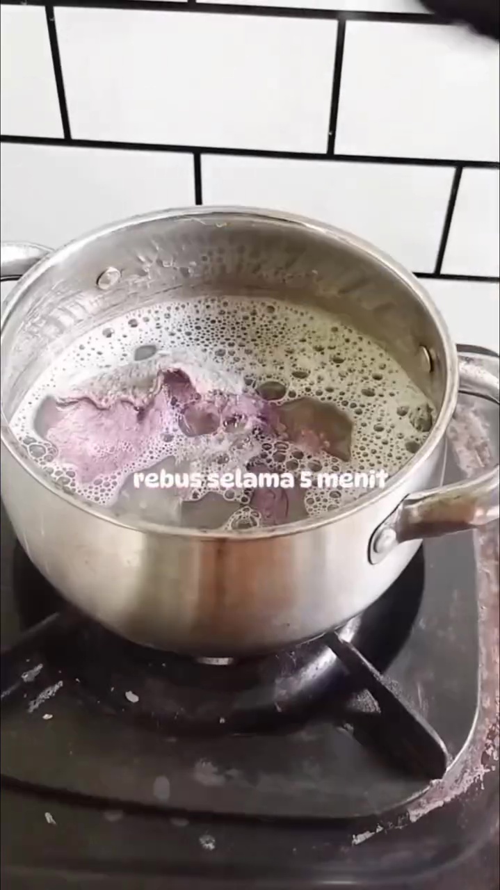 Lap dapur sering bikin perabot jadi bau? Coba cuci dengan garam dan 1 bahan dapur ini agar wangi kesat