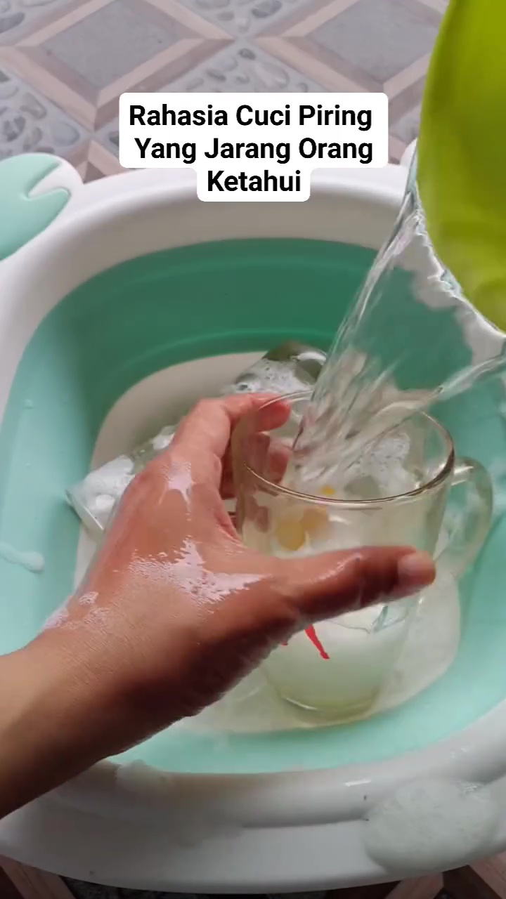 Effortless! Ternyata ini rahasia gelas kaca kusam bisa jadi baru lagi tanpa disikat kuat