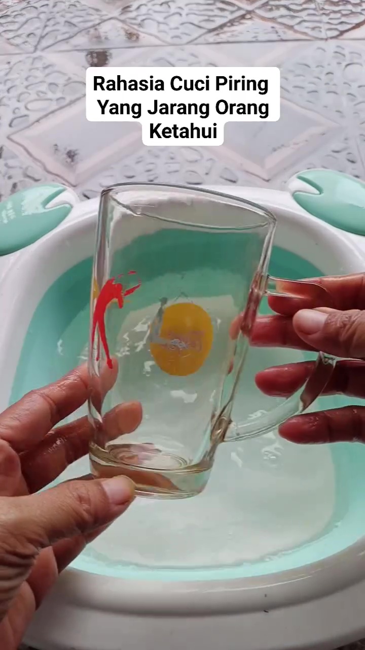 Effortless! Ternyata ini rahasia gelas kaca kusam bisa jadi baru lagi tanpa disikat kuat