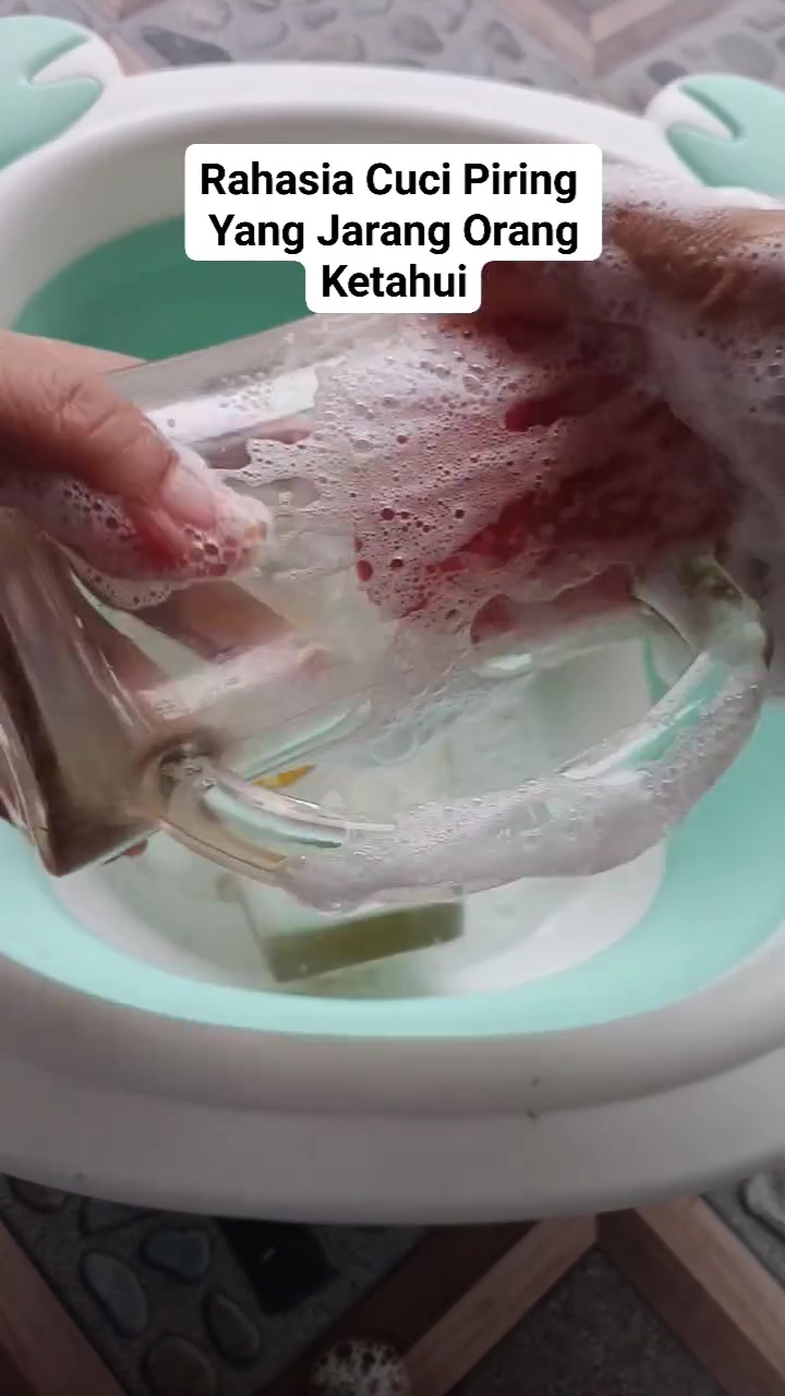 Effortless! Ternyata ini rahasia gelas kaca kusam bisa jadi baru lagi tanpa disikat kuat