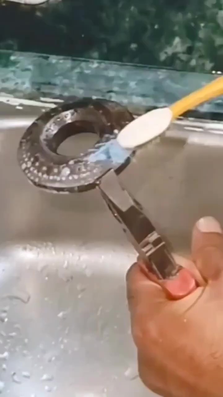 Tak perlu direndam berjam-jam, ini cara ampuh bersihkan kerak hitam burner kompor gas cuma 10 menit