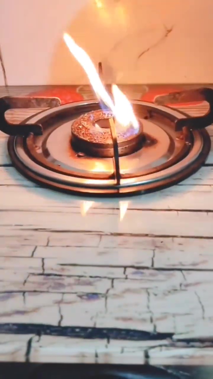 Tak perlu direndam berjam-jam, ini cara ampuh bersihkan kerak hitam burner kompor gas cuma 10 menit