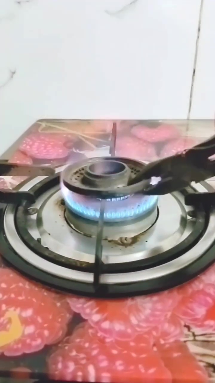 Tak perlu direndam berjam-jam, ini cara ampuh bersihkan kerak hitam burner kompor gas cuma 10 menit