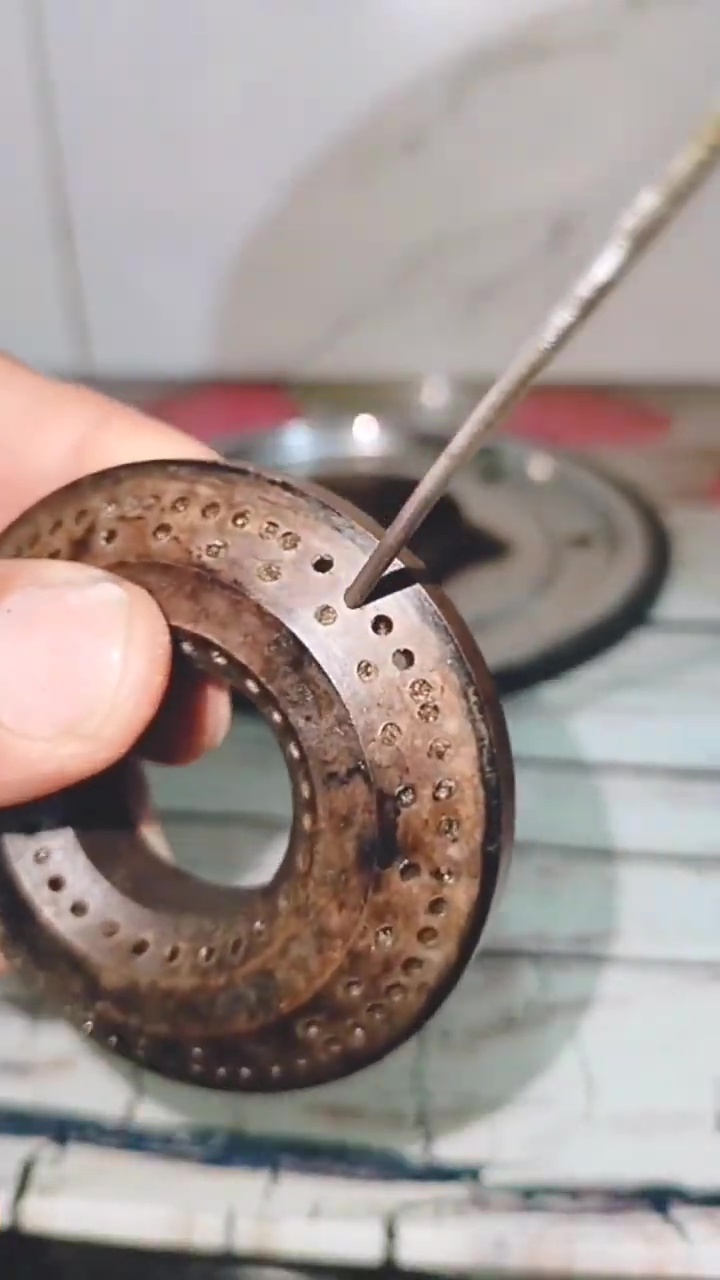 Tak perlu direndam berjam-jam, ini cara ampuh bersihkan kerak hitam burner kompor gas cuma 10 menit