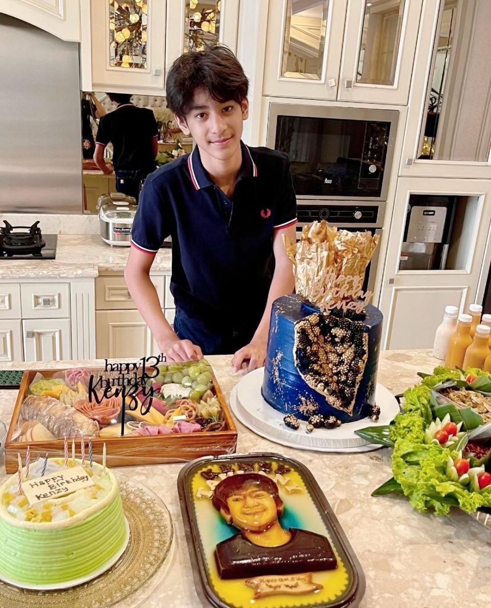 Ikuti jejak sang ayah sebagai musisi, intip 11 potret Kenzy anak Andre Taulany yang gayanya makin cool