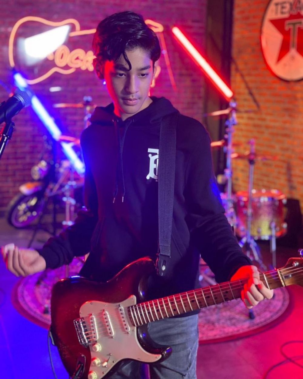 Ikuti jejak sang ayah sebagai musisi, intip 11 potret Kenzy anak Andre Taulany yang gayanya makin cool
