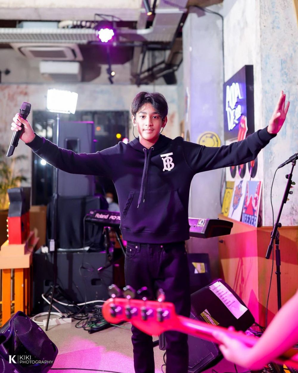 Ikuti jejak sang ayah sebagai musisi, intip 11 potret Kenzy anak Andre Taulany yang gayanya makin cool