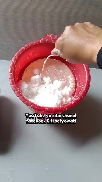 Ingin dapat santan kental yang melimpah? Coba peras kelapa parut dengan cara ini agar lebih maksimal 