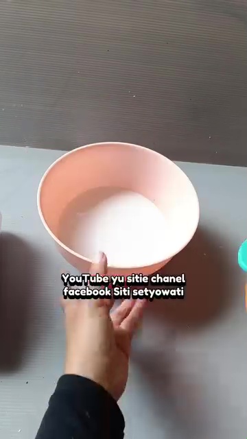 Ingin dapat santan kental yang melimpah? Coba peras kelapa parut dengan cara ini agar lebih maksimal 