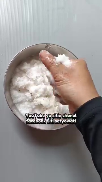 Ingin dapat santan kental yang melimpah? Coba peras kelapa parut dengan cara ini agar lebih maksimal 