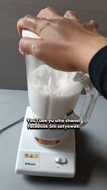 Ingin dapat santan kental yang melimpah? Coba peras kelapa parut dengan cara ini agar lebih maksimal 