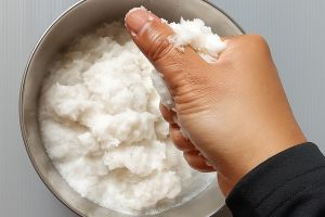 Ingin dapat santan kental yang melimpah? Coba peras kelapa parut dengan cara ini agar lebih maksimal