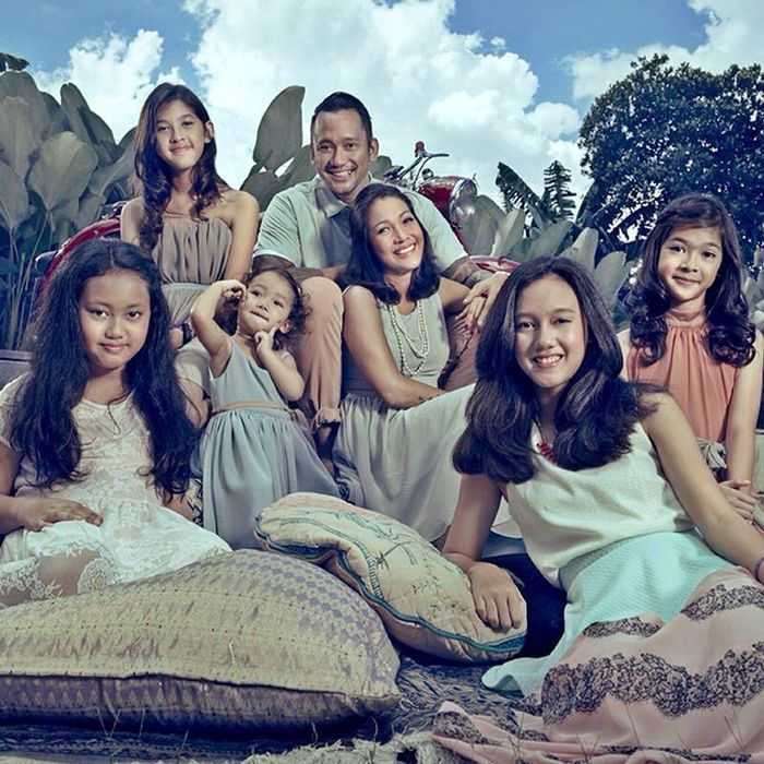 Gaya parentingnya 'rock and roll' abis, intip 11 potret kedekatan Tora Sudiro bareng kelima anaknya