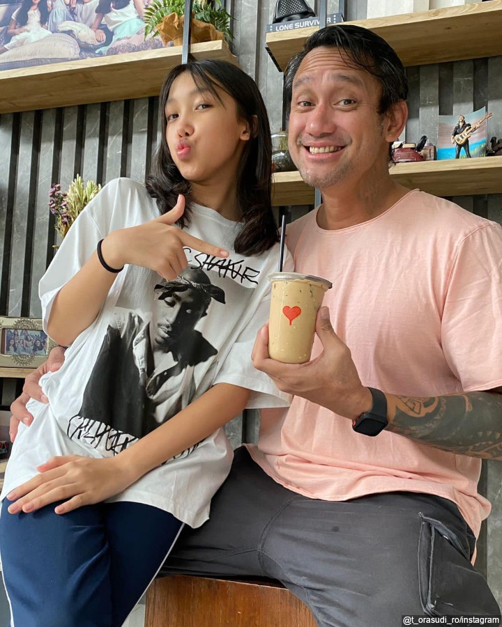 Gaya parentingnya 'rock and roll' abis, intip 11 potret kedekatan Tora Sudiro bareng kelima anaknya