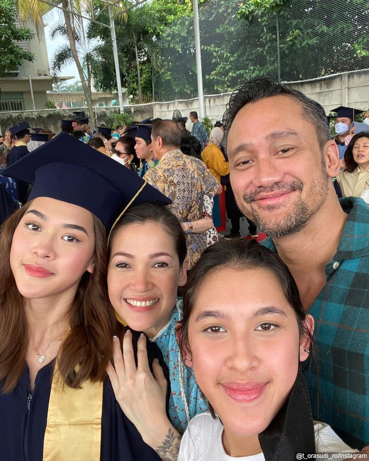 Gaya parentingnya 'rock and roll' abis, intip 11 potret kedekatan Tora Sudiro bareng kelima anaknya