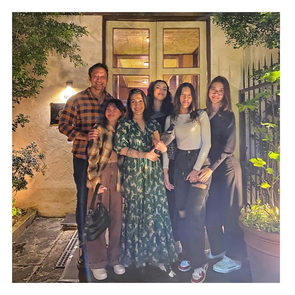 Gaya parentingnya 'rock and roll' abis, intip 11 potret kedekatan Tora Sudiro bareng kelima anaknya