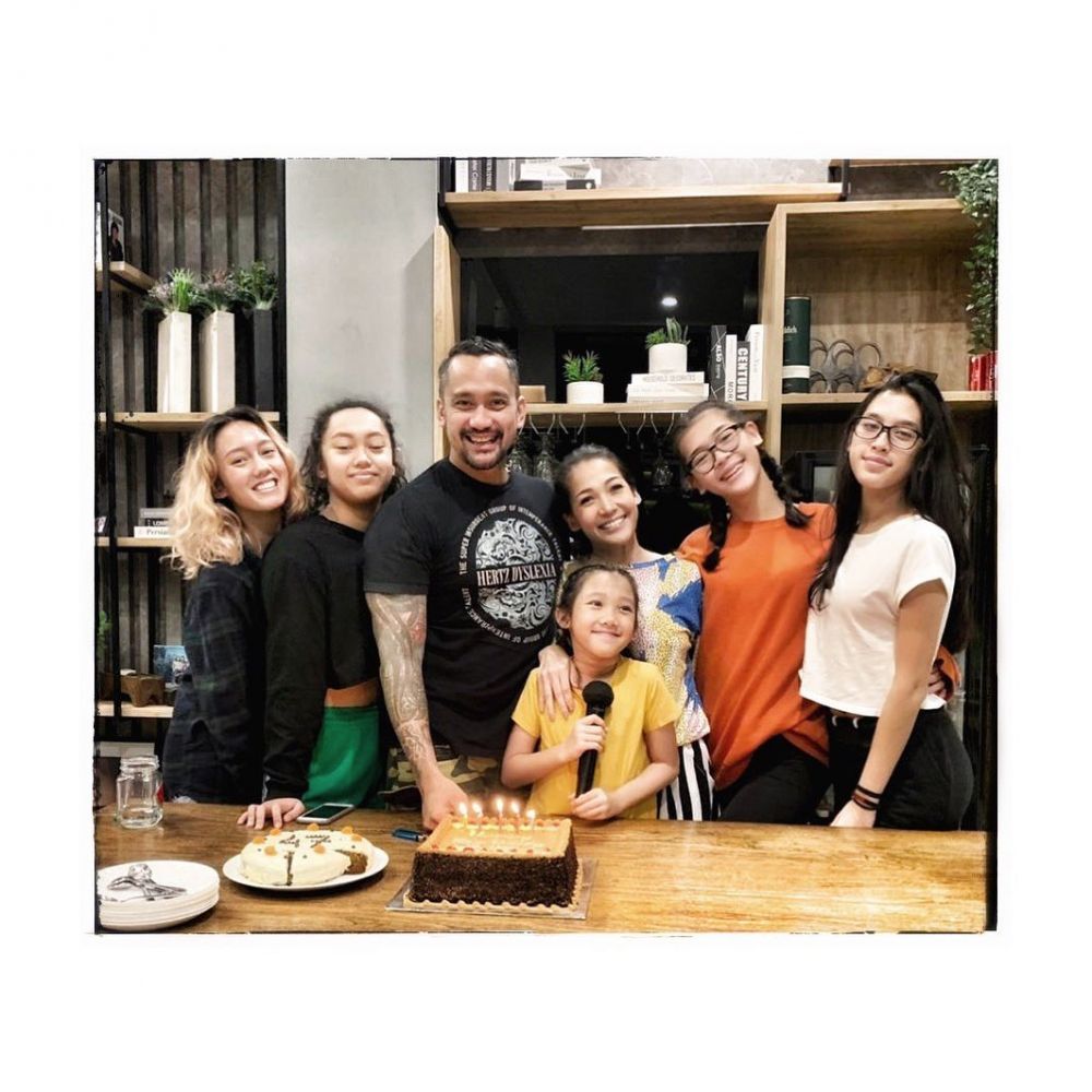 Gaya parentingnya 'rock and roll' abis, intip 11 potret kedekatan Tora Sudiro bareng kelima anaknya