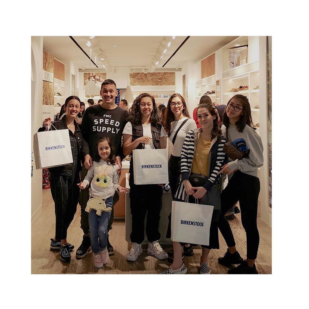 Gaya parentingnya 'rock and roll' abis, intip 11 potret kedekatan Tora Sudiro bareng kelima anaknya