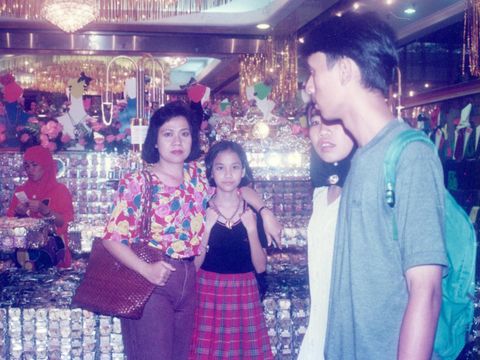 Disebut kembar, intip 9 potret masa kecil Bunga Citra Lestari yang parasnya plek ketiplek Noah