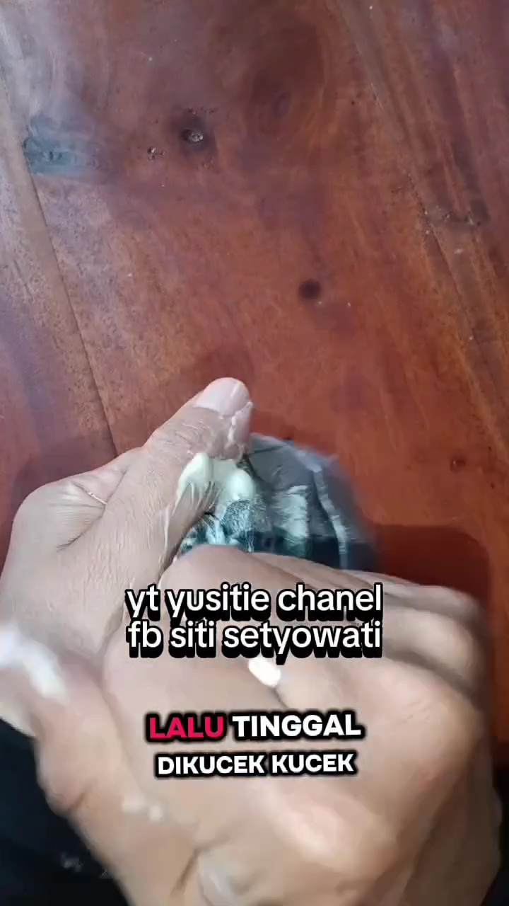 Baju terkena noda oil hitam? Jangan langsung dicuci, ini cara menghilangkannya pakai 1 bahan dapur