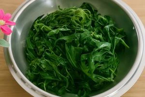 Warna hijau & empuk sempurna: Trik rahasia merebus daun singkong yang wajib dicoba