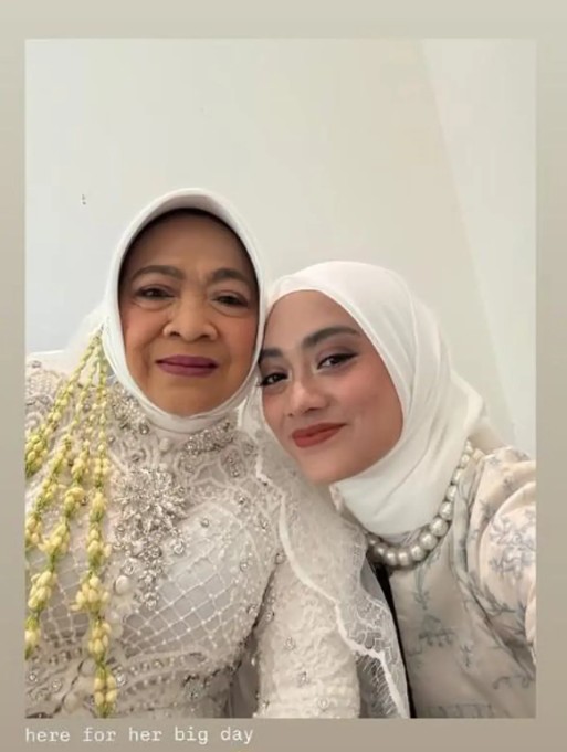 9 Potret Ayudia Bing Slamet dampingi ibundanya menikah lagi, bahagia antar orang tua ke pelaminan