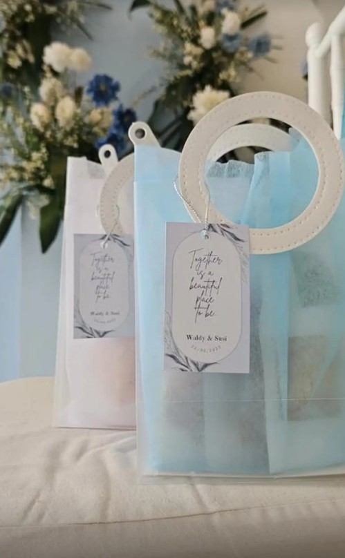 9 Potret Ayudia Bing Slamet dampingi ibundanya menikah lagi, bahagia antar orang tua ke pelaminan