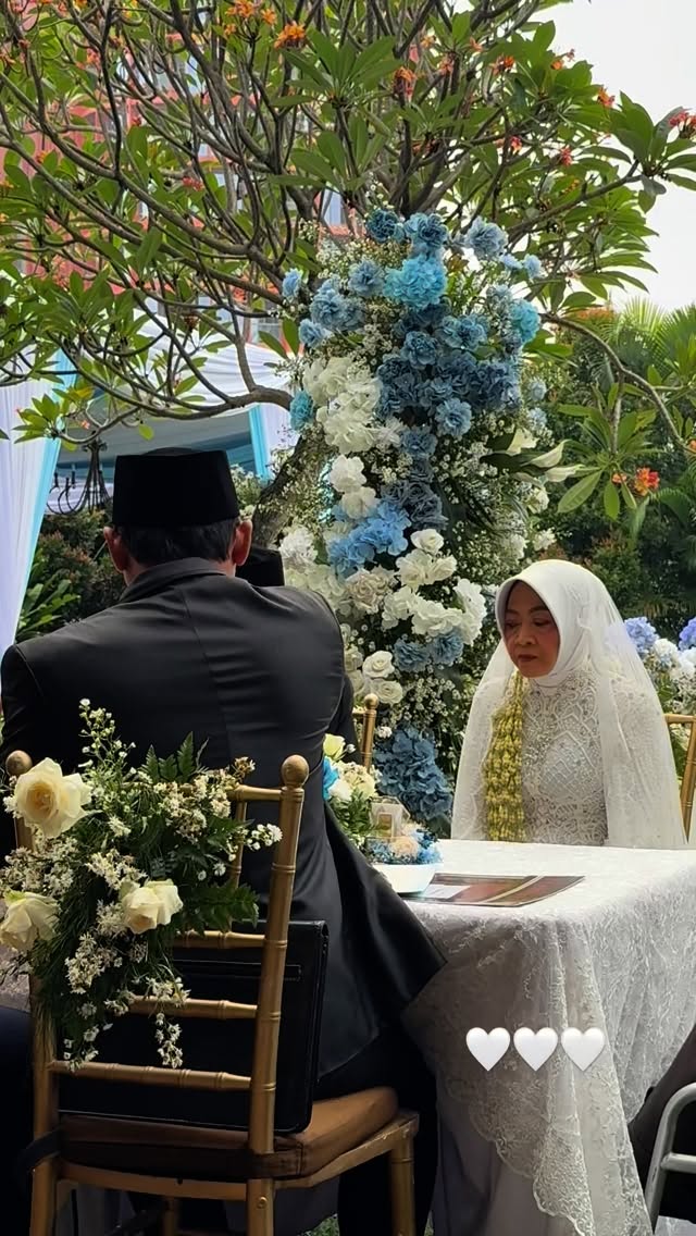 9 Potret Ayudia Bing Slamet dampingi ibundanya menikah lagi, bahagia antar orang tua ke pelaminan