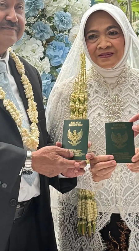 9 Potret Ayudia Bing Slamet dampingi ibundanya menikah lagi, bahagia antar orang tua ke pelaminan