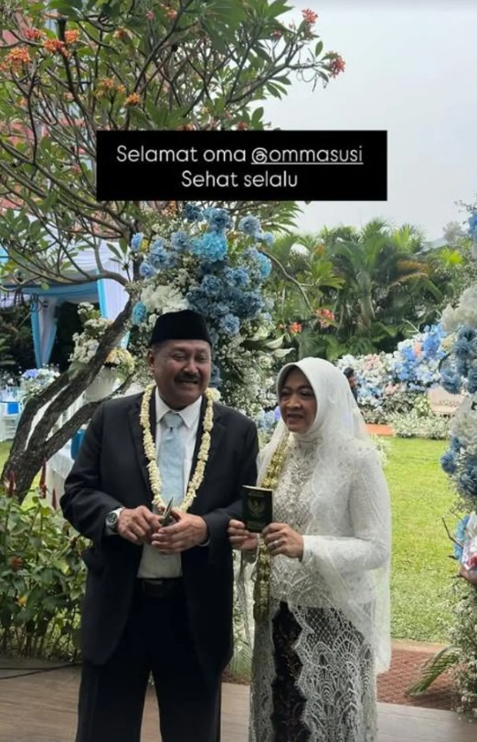 9 Potret Ayudia Bing Slamet dampingi ibundanya menikah lagi, bahagia antar orang tua ke pelaminan