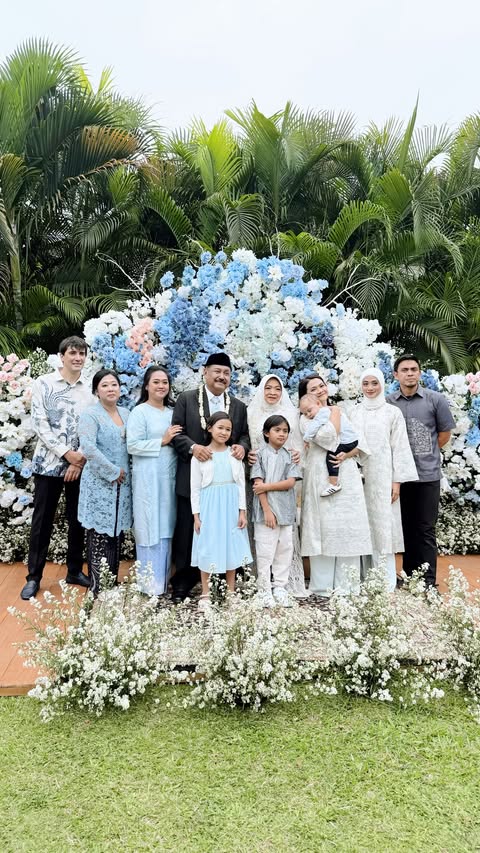 9 Potret Ayudia Bing Slamet dampingi ibundanya menikah lagi, bahagia antar orang tua ke pelaminan