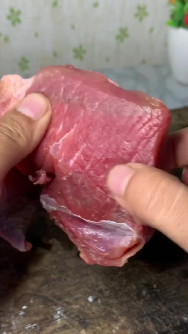 Masak daging masih suka alot? Coba trik ini biar teksturnya lebih lembut tanpa perlu direbus