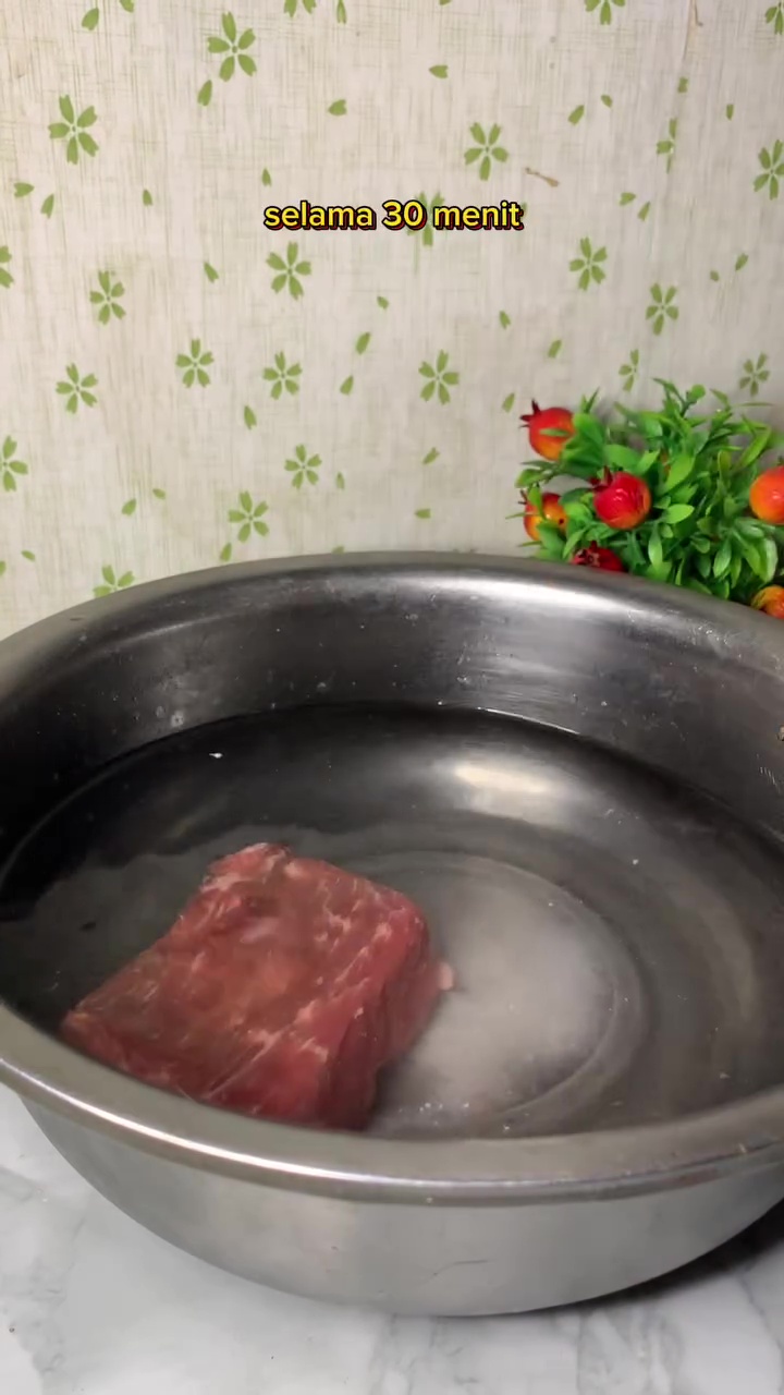 Masak daging masih suka alot? Coba trik ini biar teksturnya lebih lembut tanpa perlu direbus