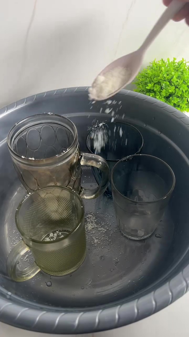 Bye-bye gelas kaca kusam dan dekil! Ini cara mudah membersihkannya biar bening lagi tanpa effort