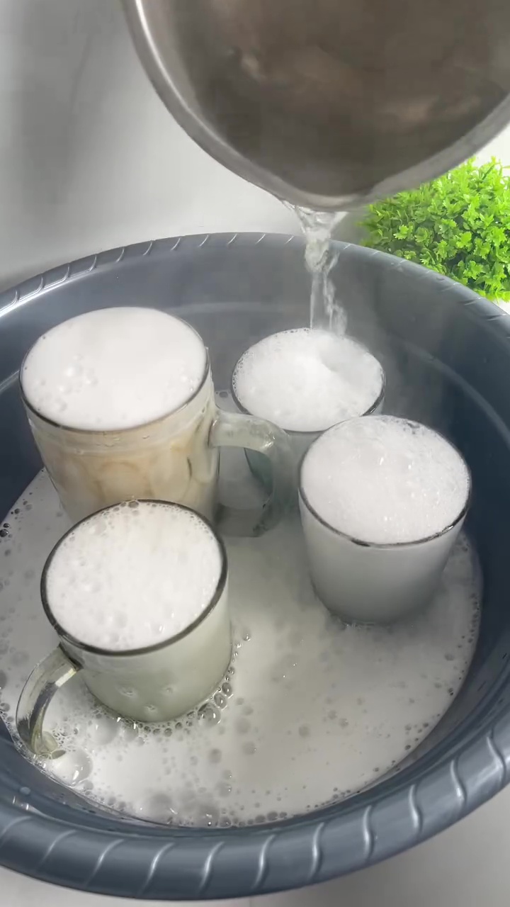 Bye-bye gelas kaca kusam dan dekil! Ini cara mudah membersihkannya biar bening lagi tanpa effort