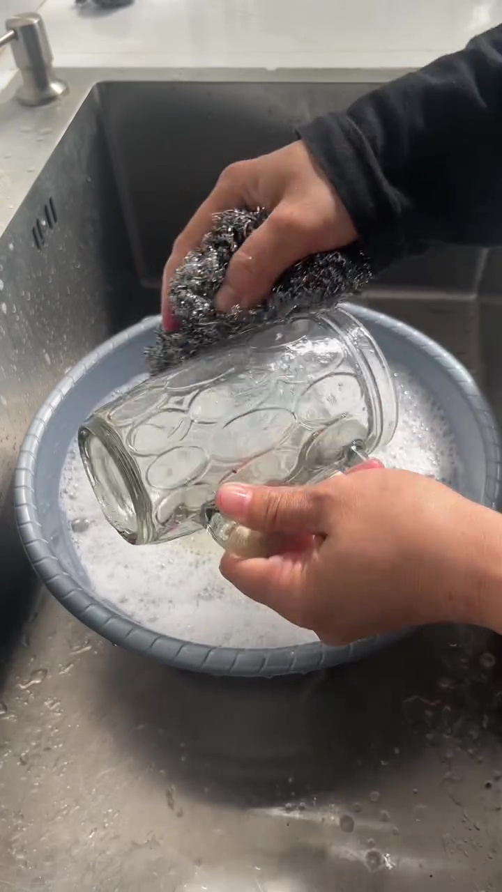 Bye-bye gelas kaca kusam dan dekil! Ini cara mudah membersihkannya biar bening lagi tanpa effort