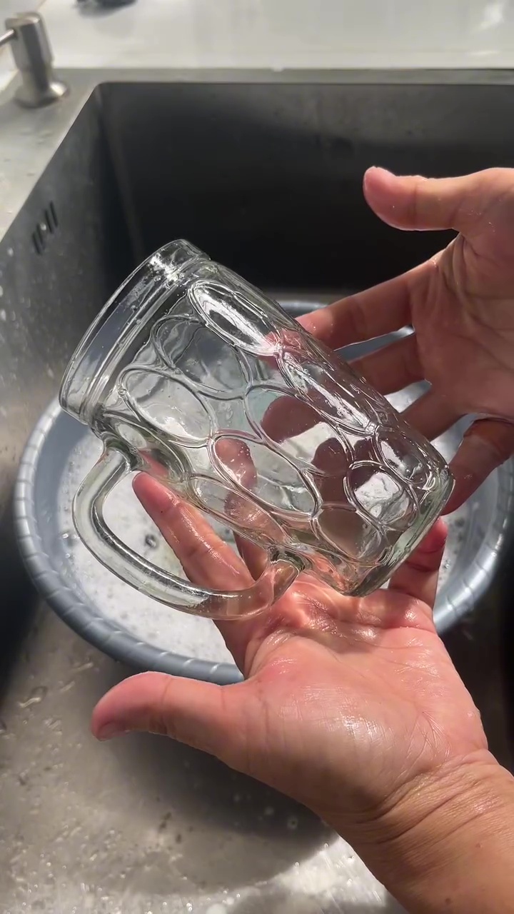Bye-bye gelas kaca kusam dan dekil! Ini cara mudah membersihkannya biar bening lagi tanpa effort