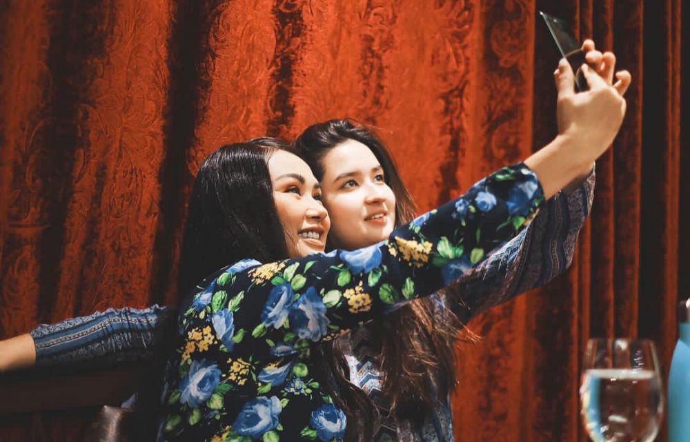 Sudah melepas putrinya ke jenjang pernikahan, ini 11 potret Titi DJ bareng Stephanie dulu hingga kini