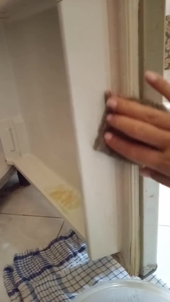 Karet pintu kulkas longgar jangan dibiarkan! Segera bersihkan dengan cara ini biar rapat lagi