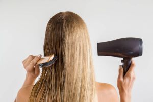 Rambut jadi gampang rusak usai pakai hair dryer? Ini 7 cara menggunakannya agar tetap aman