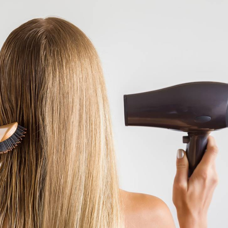 Rambut jadi gampang rusak usai pakai hair dryer? Ini 7 cara menggunakannya agar tetap aman