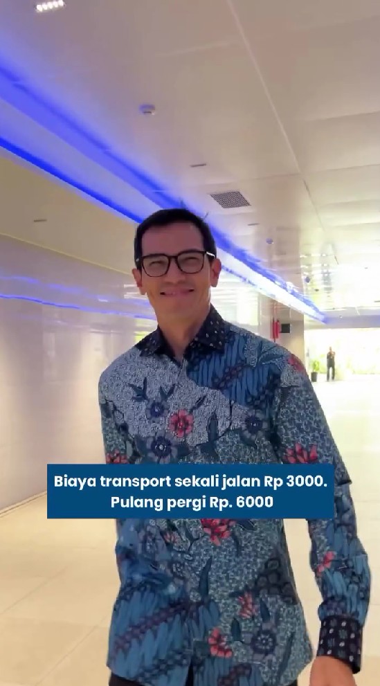 Heboh tunjangan DPR, 9 potret Adrian Maulana tunjukkan cara ngantor pakai KRL bisa irit Rp5 juta/bulan