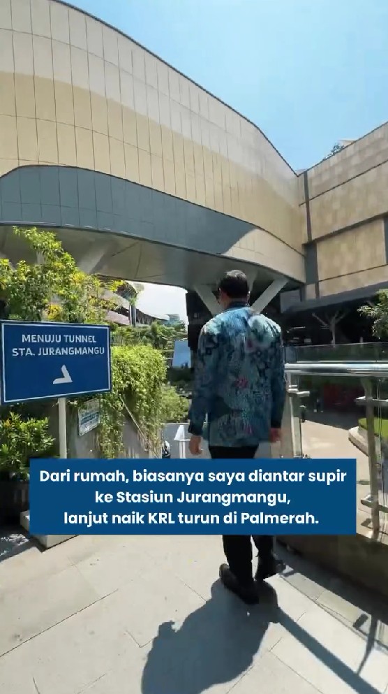 Heboh tunjangan DPR, 9 potret Adrian Maulana tunjukkan cara ngantor pakai KRL bisa irit Rp5 juta/bulan
