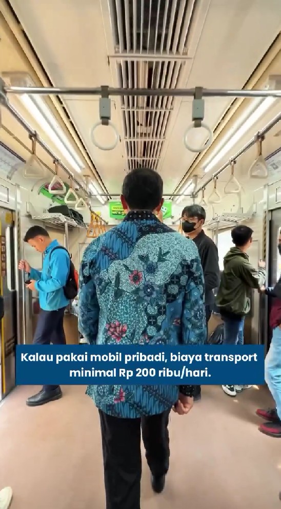 Heboh tunjangan DPR, 9 potret Adrian Maulana tunjukkan cara ngantor pakai KRL bisa irit Rp5 juta/bulan