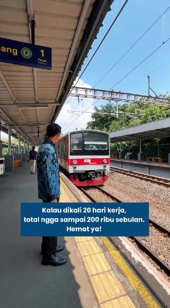 Heboh tunjangan DPR, 9 potret Adrian Maulana tunjukkan cara ngantor pakai KRL bisa irit Rp5 juta/bulan