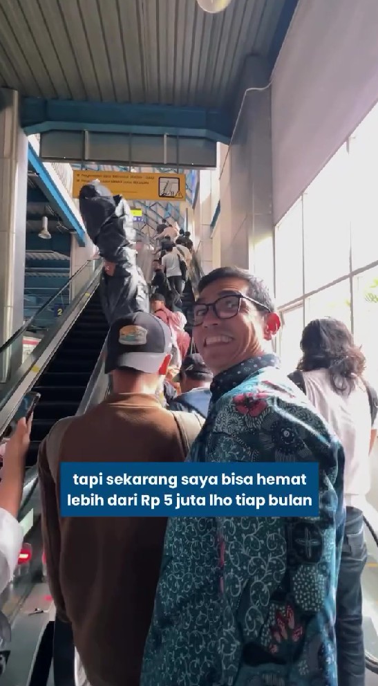 Heboh tunjangan DPR, 9 potret Adrian Maulana tunjukkan cara ngantor pakai KRL bisa irit Rp5 juta/bulan