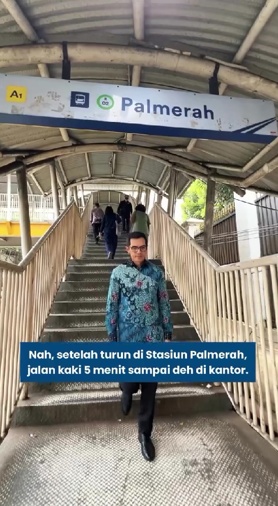 Heboh tunjangan DPR, 9 potret Adrian Maulana tunjukkan cara ngantor pakai KRL bisa irit Rp5 juta/bulan