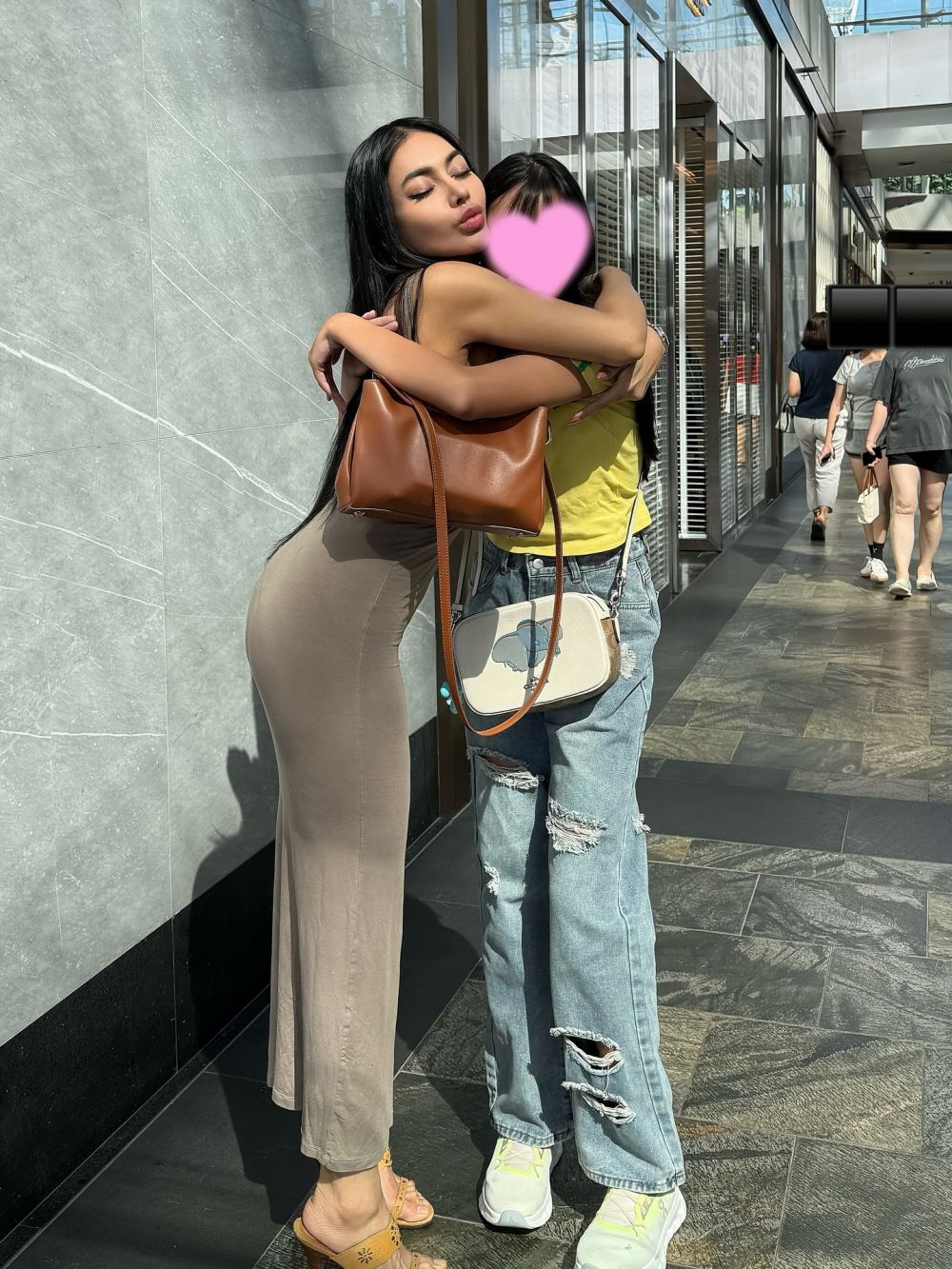 7 Potret Denada dan Aisha sang putri saat jalan bareng, dari belakang susah dibedakan