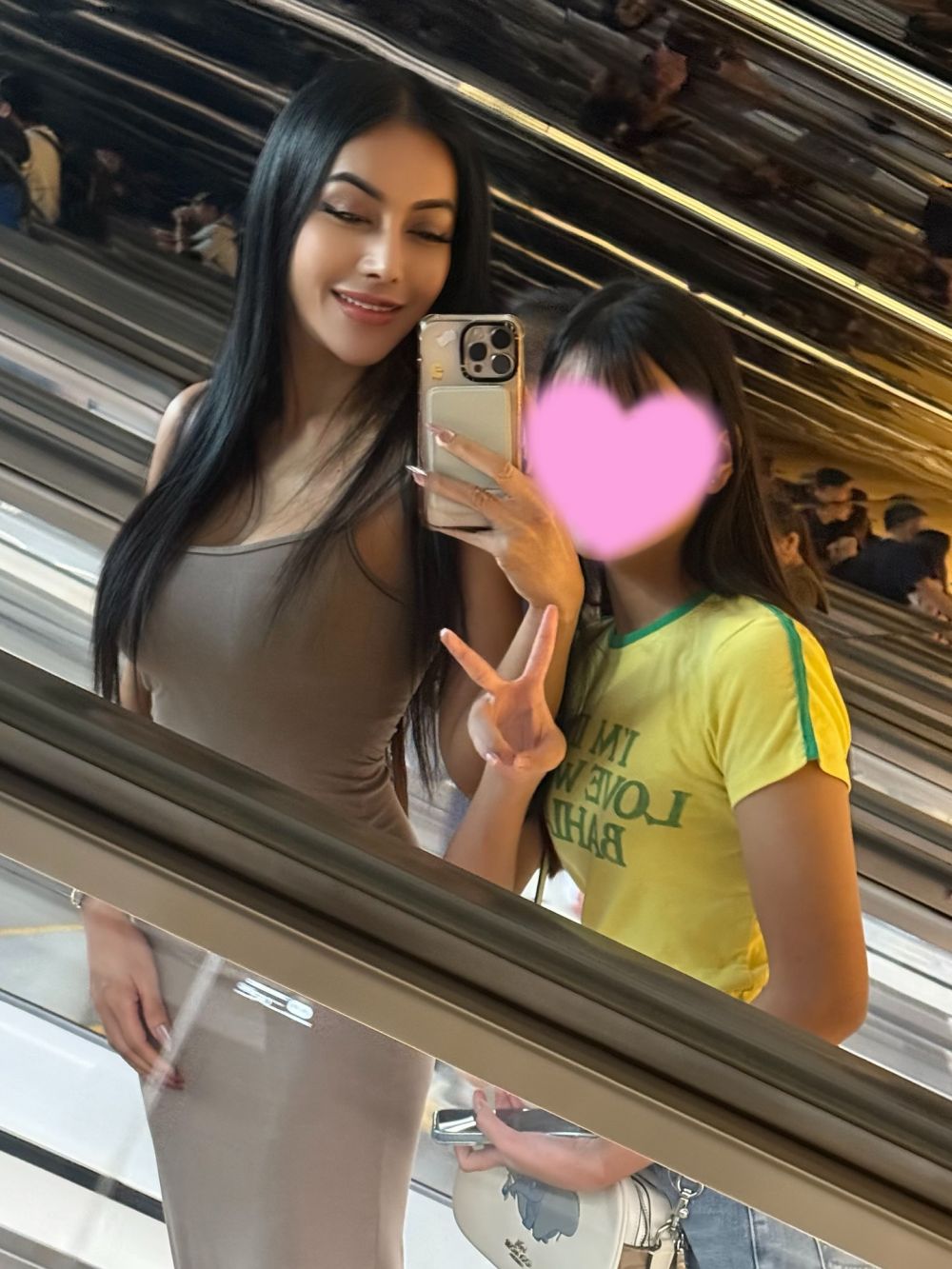 7 Potret Denada dan Aisha sang putri saat jalan bareng, dari belakang susah dibedakan