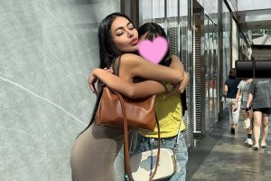 7 Potret Denada dan Aisha sang putri saat jalan bareng, dari belakang susah dibedakan